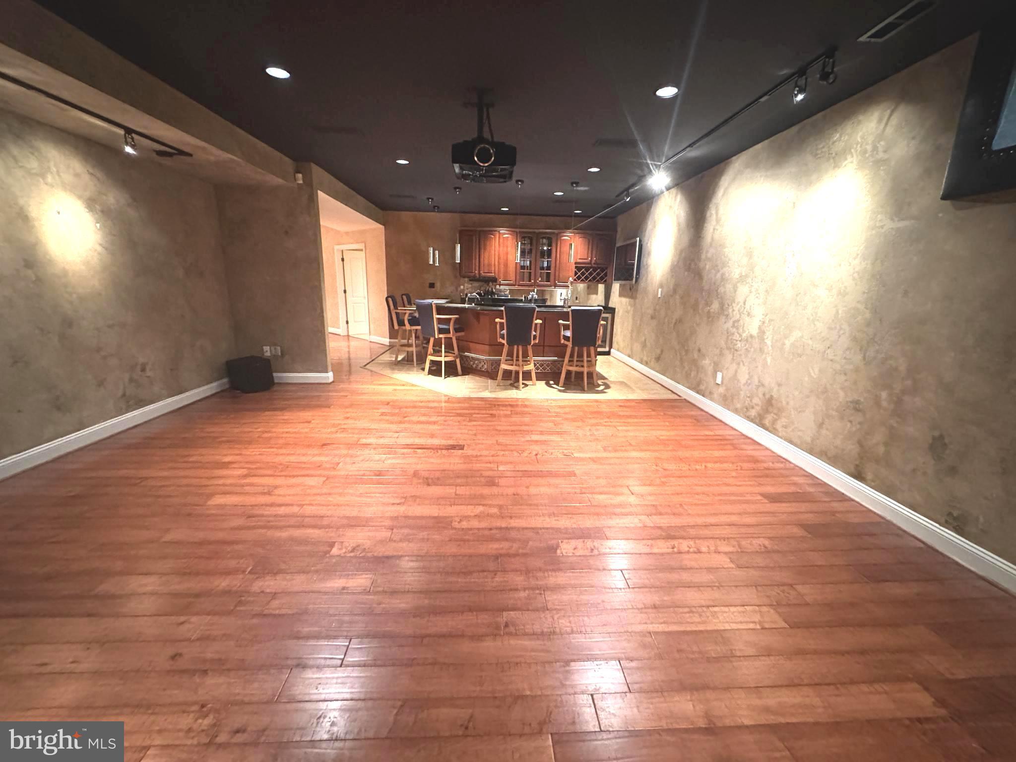OAKTON VILLAGE - Residential