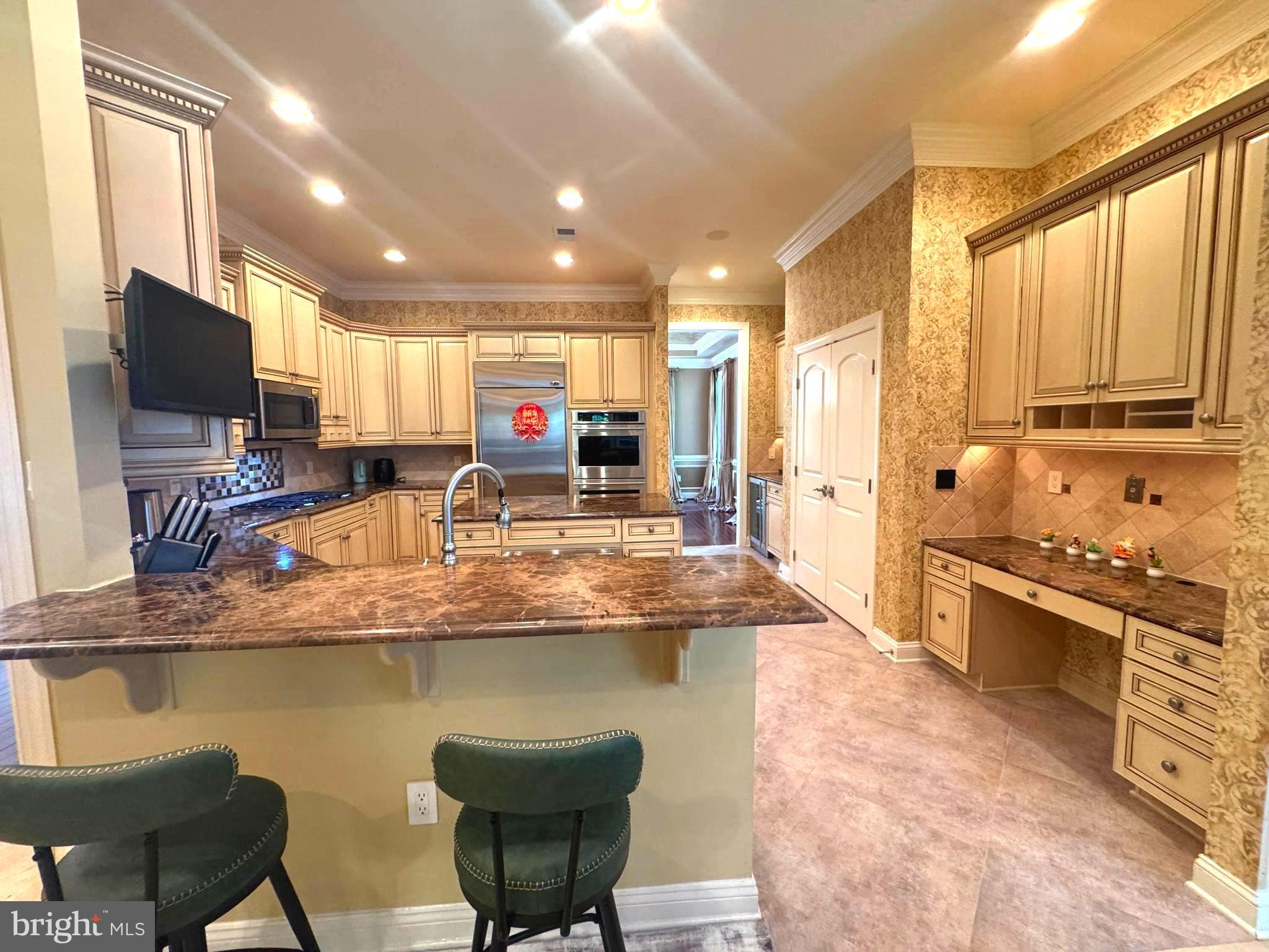 OAKTON VILLAGE - Residential
