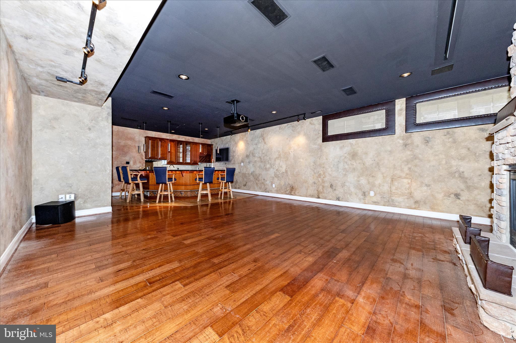 OAKTON VILLAGE - Residential