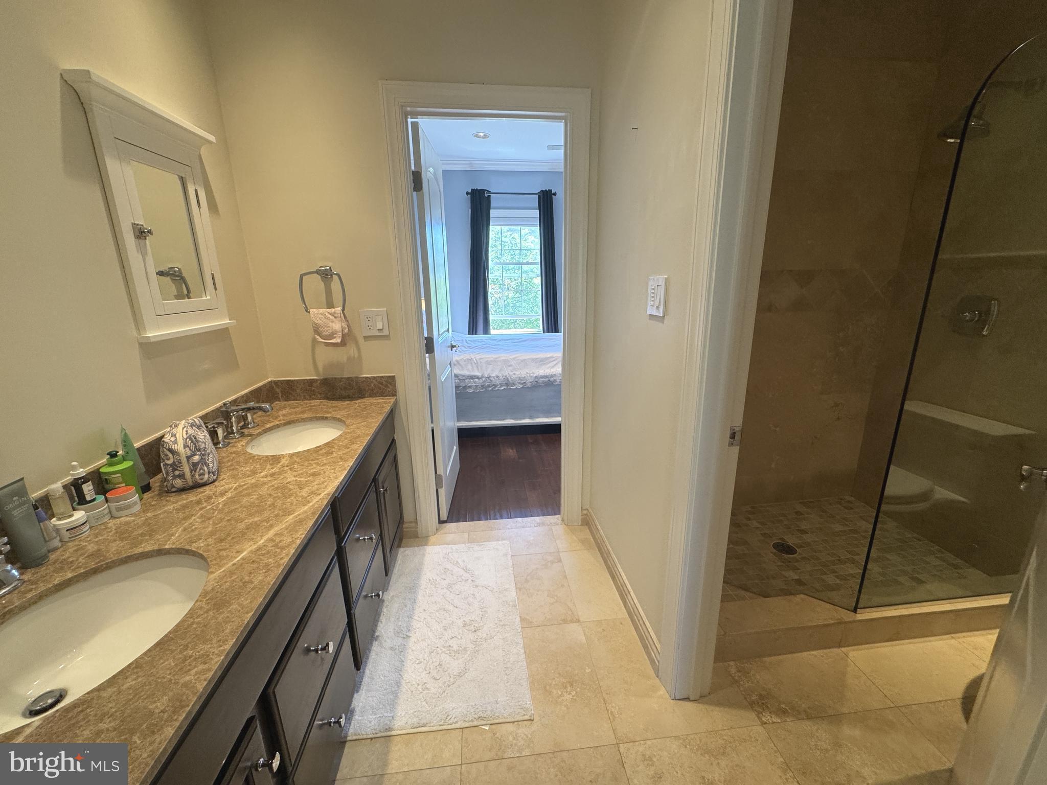 OAKTON VILLAGE - Residential