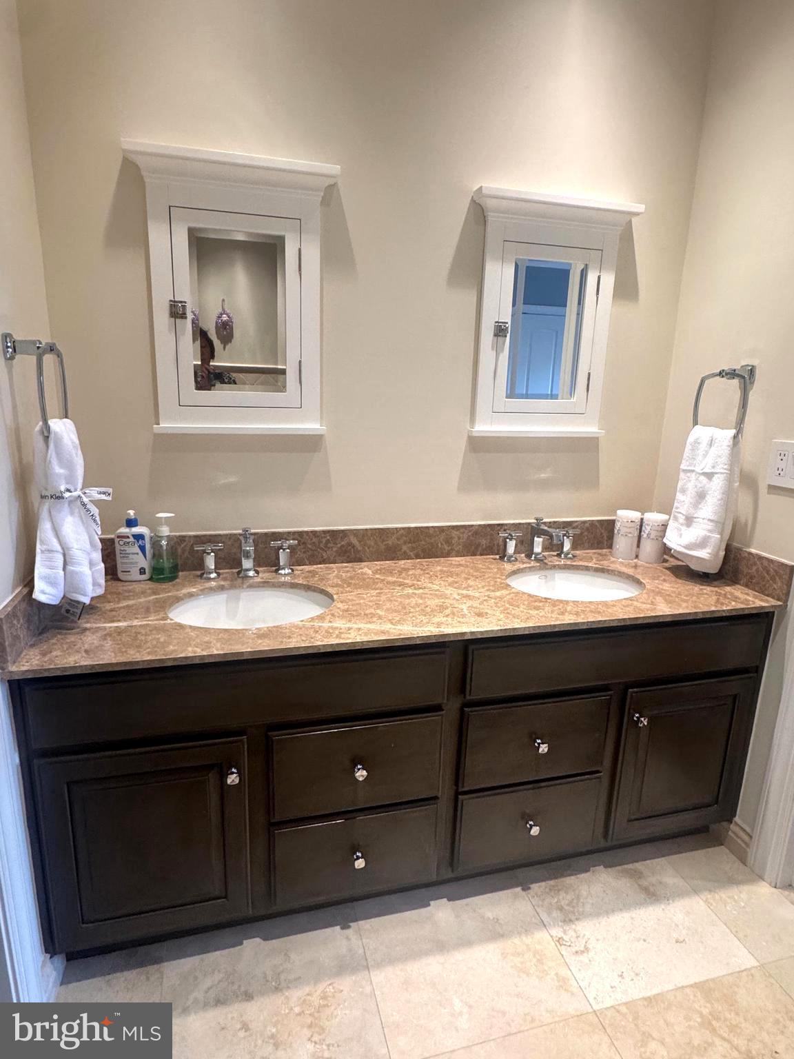 OAKTON VILLAGE - Residential