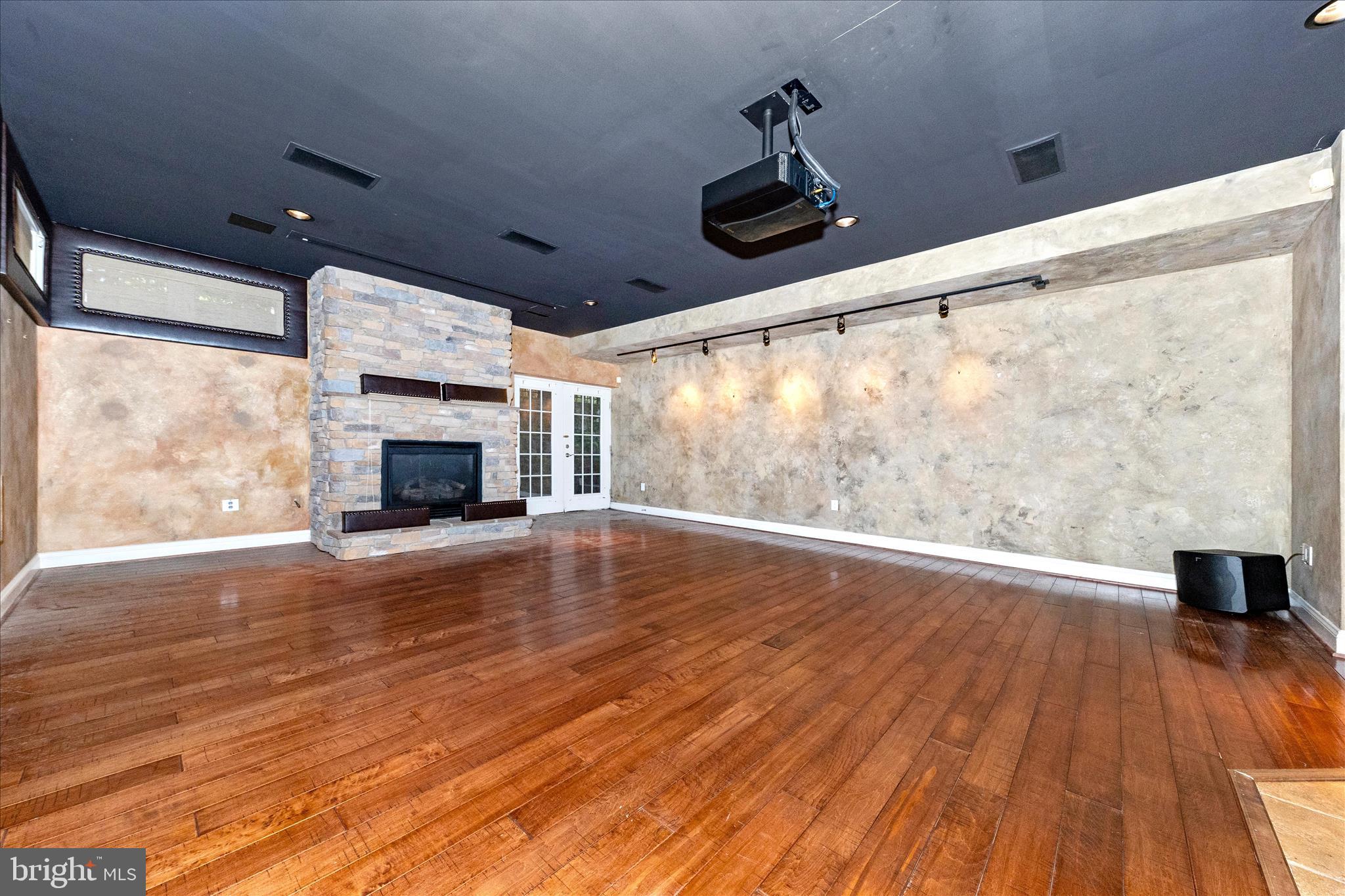OAKTON VILLAGE - Residential