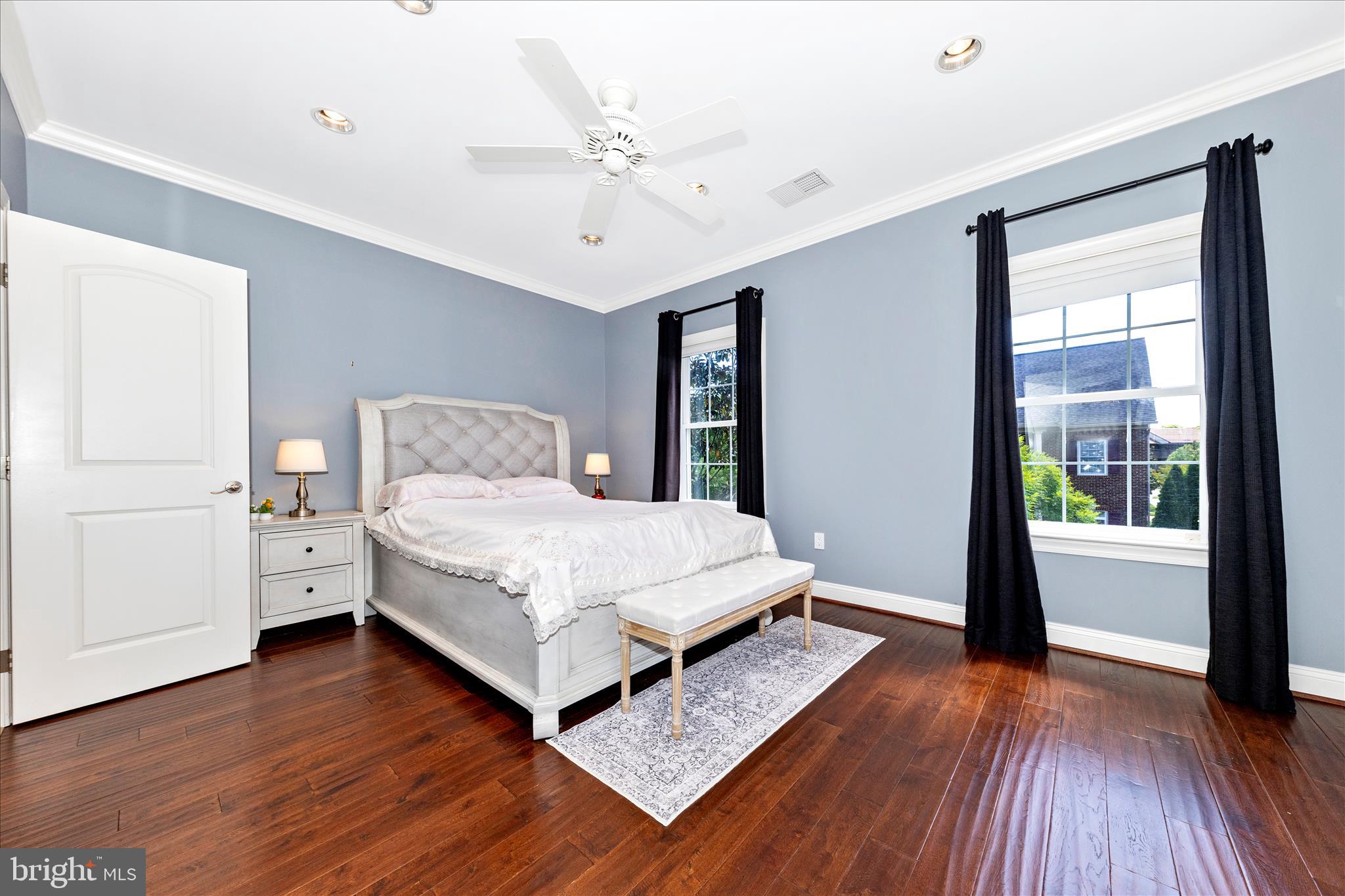 OAKTON VILLAGE - Residential