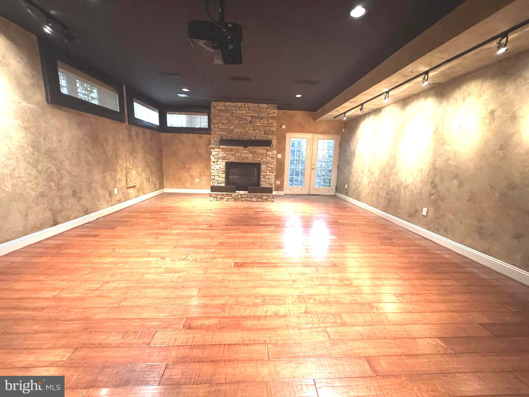 OAKTON VILLAGE - Residential