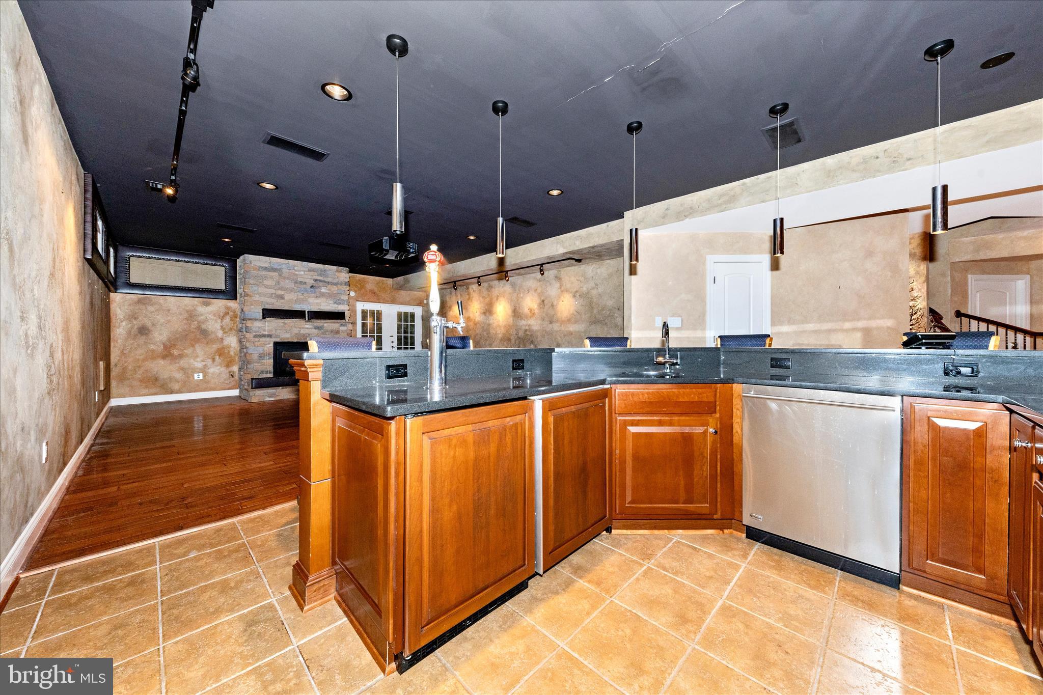 OAKTON VILLAGE - Residential