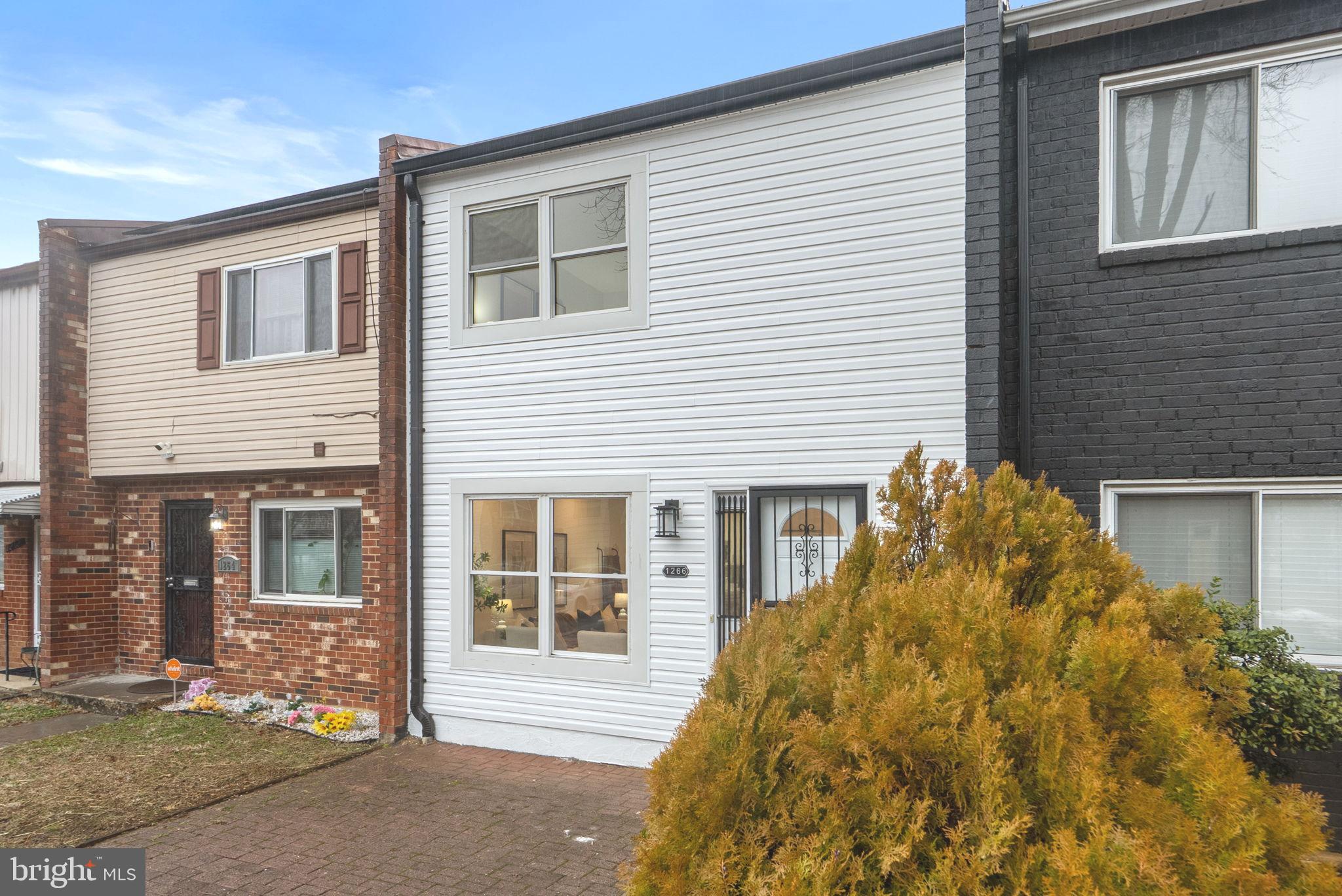 1266 BARNABY TERRACE SE