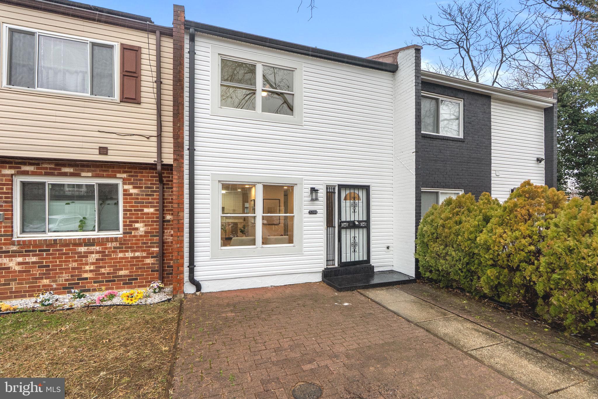 1266 BARNABY TERRACE SE