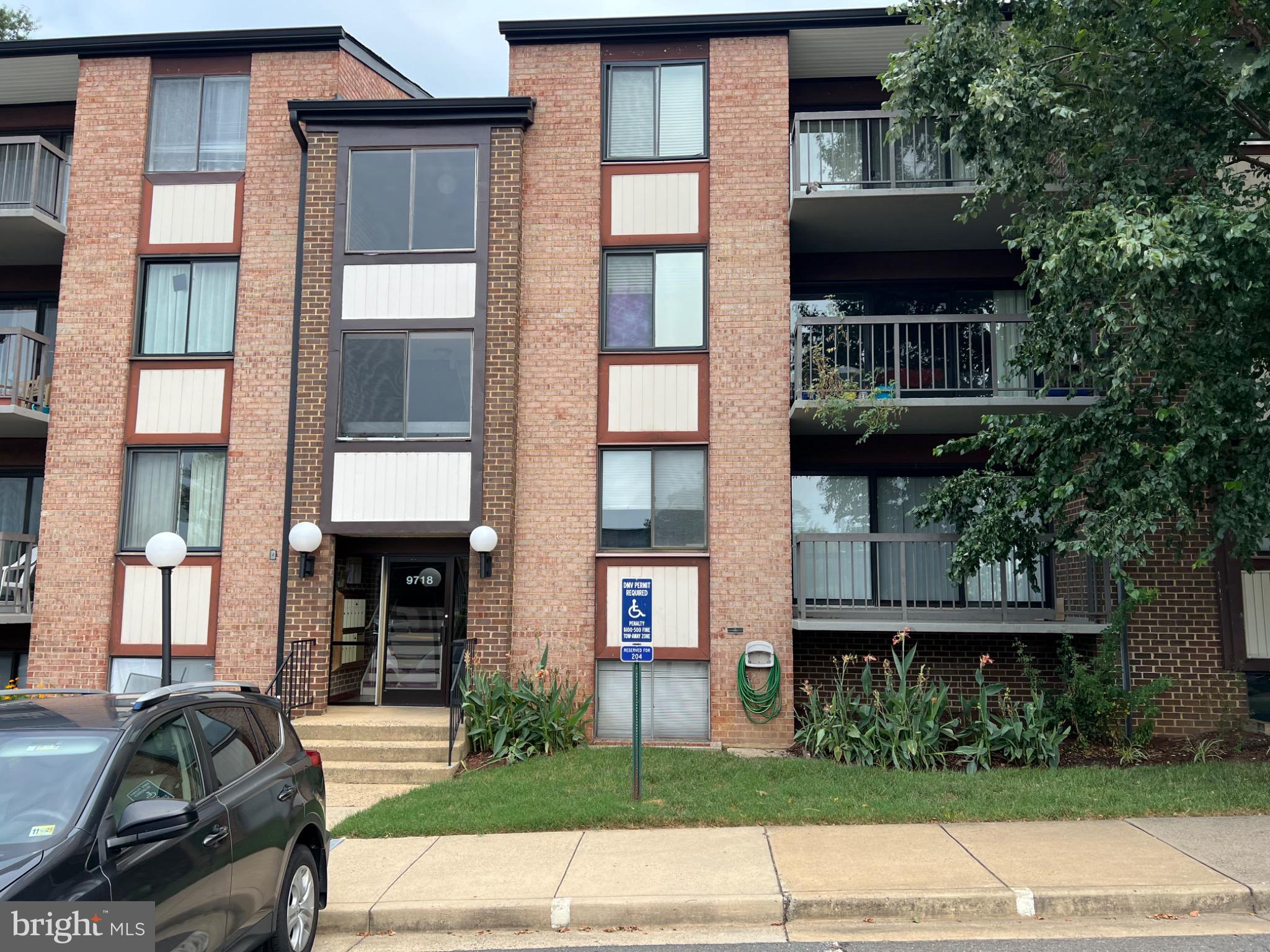 Fantastic investment opportunity for any potential landlord/owner! This Fairfax condo currently has an excellent tenant with a 2 yr lease located in Hawthorne Village close to all shopping, Toll Road, Rt 66, and minutes from Tysons. Condo fee includes ALL utilities except plug-ins. Spacious 1 Bedroom, 1 Bath, Dining Area, Kitchen is clean and priced to sell quick! Tenant requires 1 HOUR notice time, Showings between 10am-5pm.
