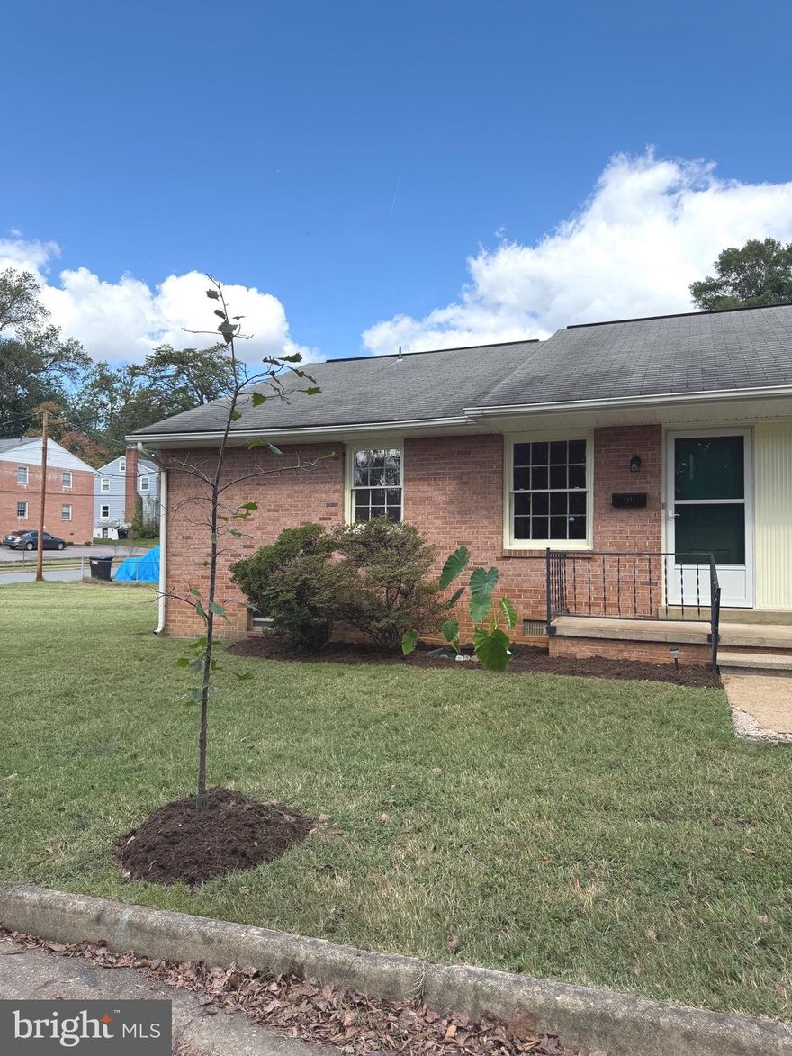 Charming and spacious 2 bedroom, 1 bathroom apartment located in Downtown Fredericksburg!  Close to VRE and 95!  Home has fresh paint and new windows coming soon.  Sorry, No Pets!