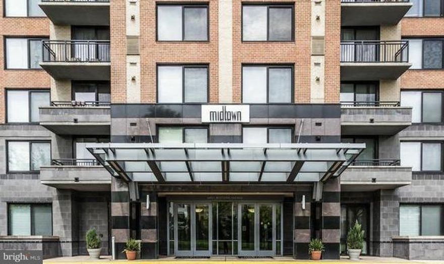 LUXURY EFFICIENCY CONDO ACROSS FROM HUNTINGTON METRO. UPDATED KITCHEN NEW HVAC 2017 SOAK IN TUB/GOURMET KITCHEN/GRANITE COUNTER/GAS COOKING/9'CEILINGS/24 HR CONCIERGE SERVICE/POOL WITH TIKI BAR/CYBERCAFE/GUEST SUITE/EXERCISE RM/PARTY RM/PETS ALLOWED/WATER INCLUDED IN CONDO FEE. KEY AT FRONT DESK. GET PARKING PERMIT. 1 CAR GARAGE. CLOSE TO OLD TOWN, 495, PENTAGON. PARKING SPACE G6-26