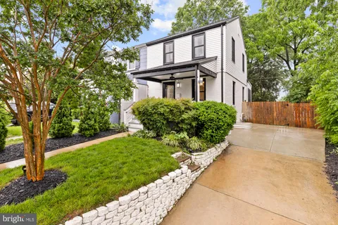 2711 Fort Drive, Alexandria, VA MLS: VAFX2240576