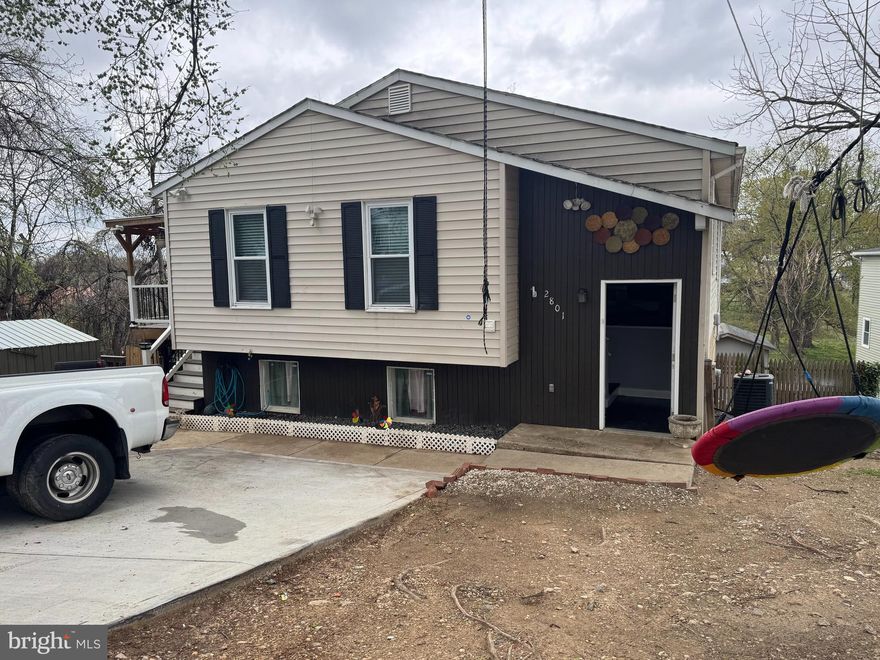 Welcome home! Don't miss out on the opportunity to buy this house. Vacant and ready for new owners.