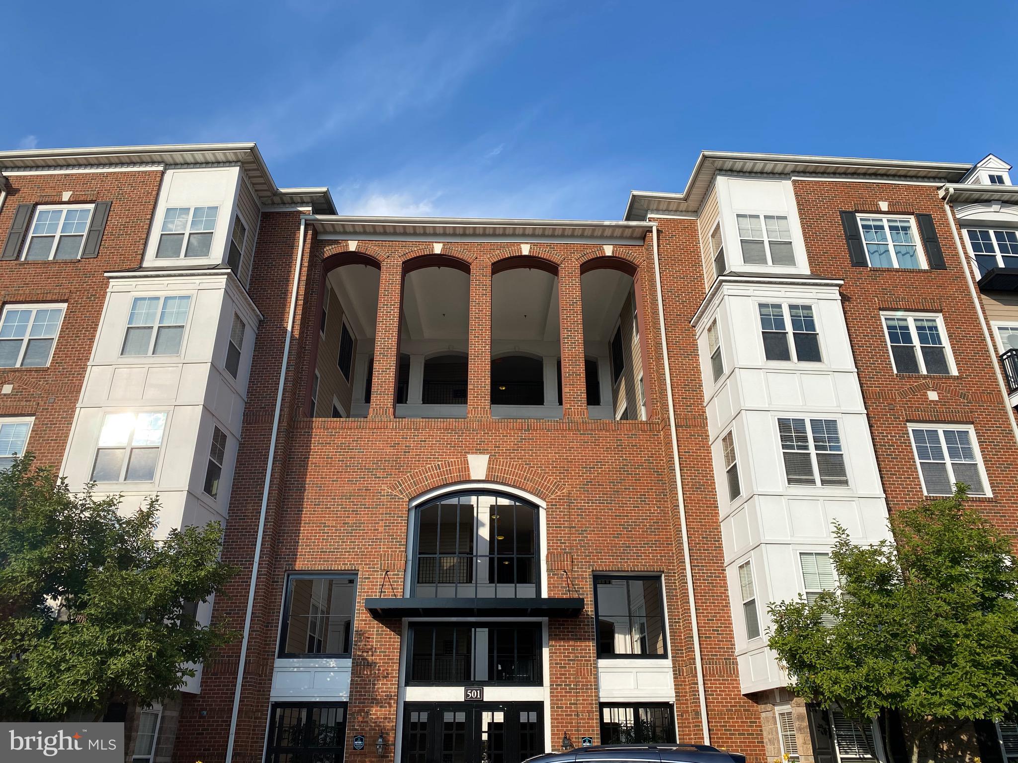 ONE BEDROOM UNIT AVAILABLE FOR RENT. **NEW CARPET**, **FRESH PAINT** AND **NEW LIGHT FIXTURES** AWAIT THE NEW TENANT. SPACIOUS KITCHEN, AND DINING AREA, LIVING ROOM WITH ACCESS TO BALCONY. THIS LOCATION IS BETWEEN TWO METRO STATIONS AND WALKING DISTANCE TO ROCKVILLE METRO. ONE (1) ASSIGNED COVERED PARKING SPACE AND (1) STORAGE UNIT INCLUDED IN MONTHLY RENT - FULL SIZE WASHIER / DRYER IN THE UNIT. MONTHLY CONDO FEE (PAID BY OWNERS) INCLUDES VERIZON FIOS. THERE IS A COMMUNITY POOL, GYM AND REC ROOM WITH POOL TABLE AND THEATER PROVIDED TO TENANTS (ACCESS IS LIMITED DUE TO COVID- WILL NEED TO CHECK WITH ONSITE MANAGEMENT) **NOTE $250 MOVE IN FEE PAYABLE BY TENANT(S)**