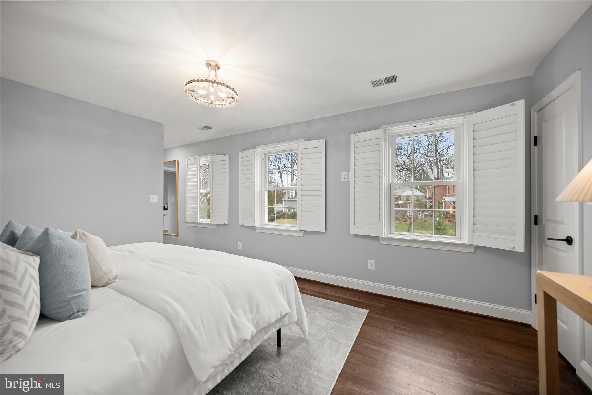 LARCHMONT - Residential