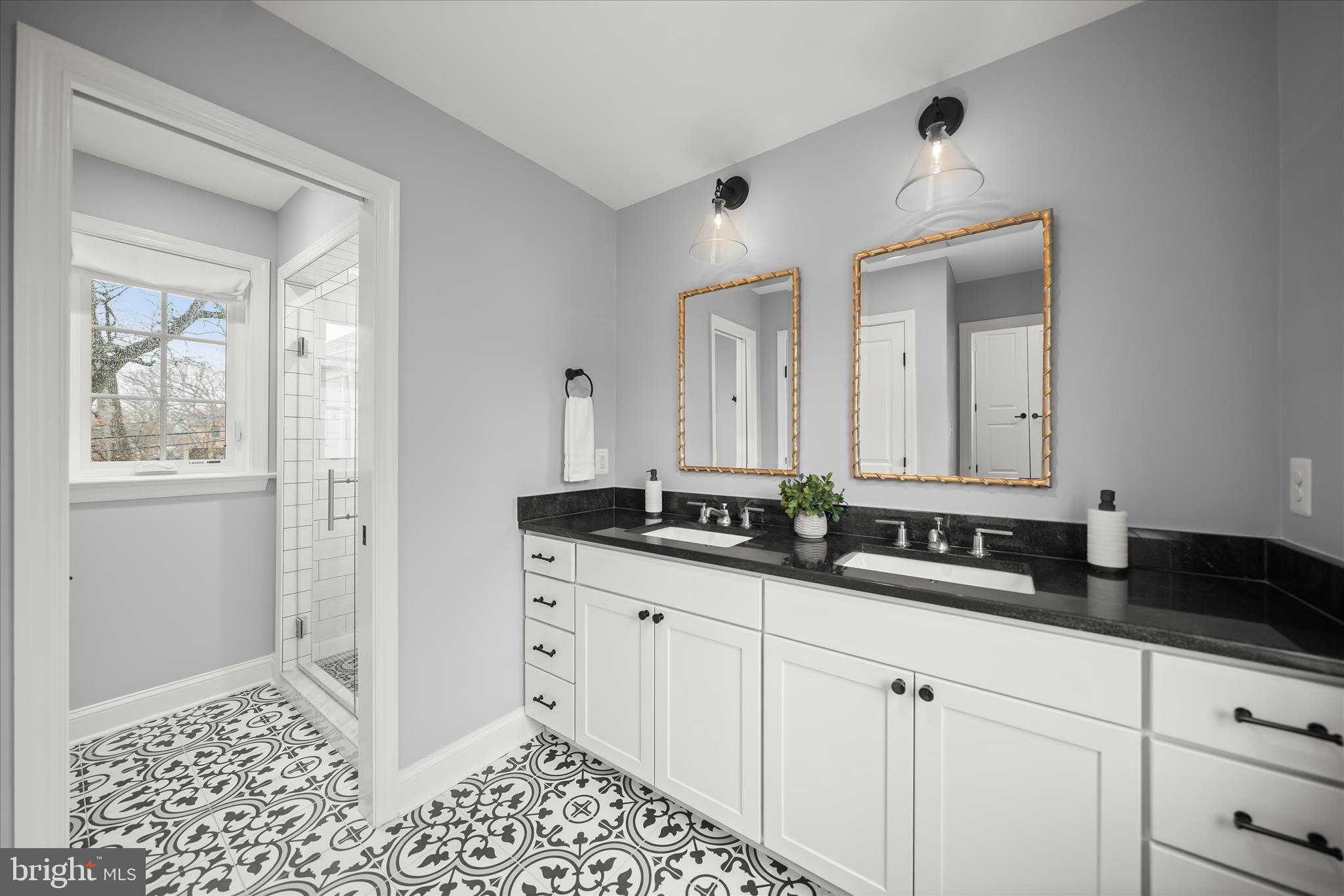 LARCHMONT - Residential