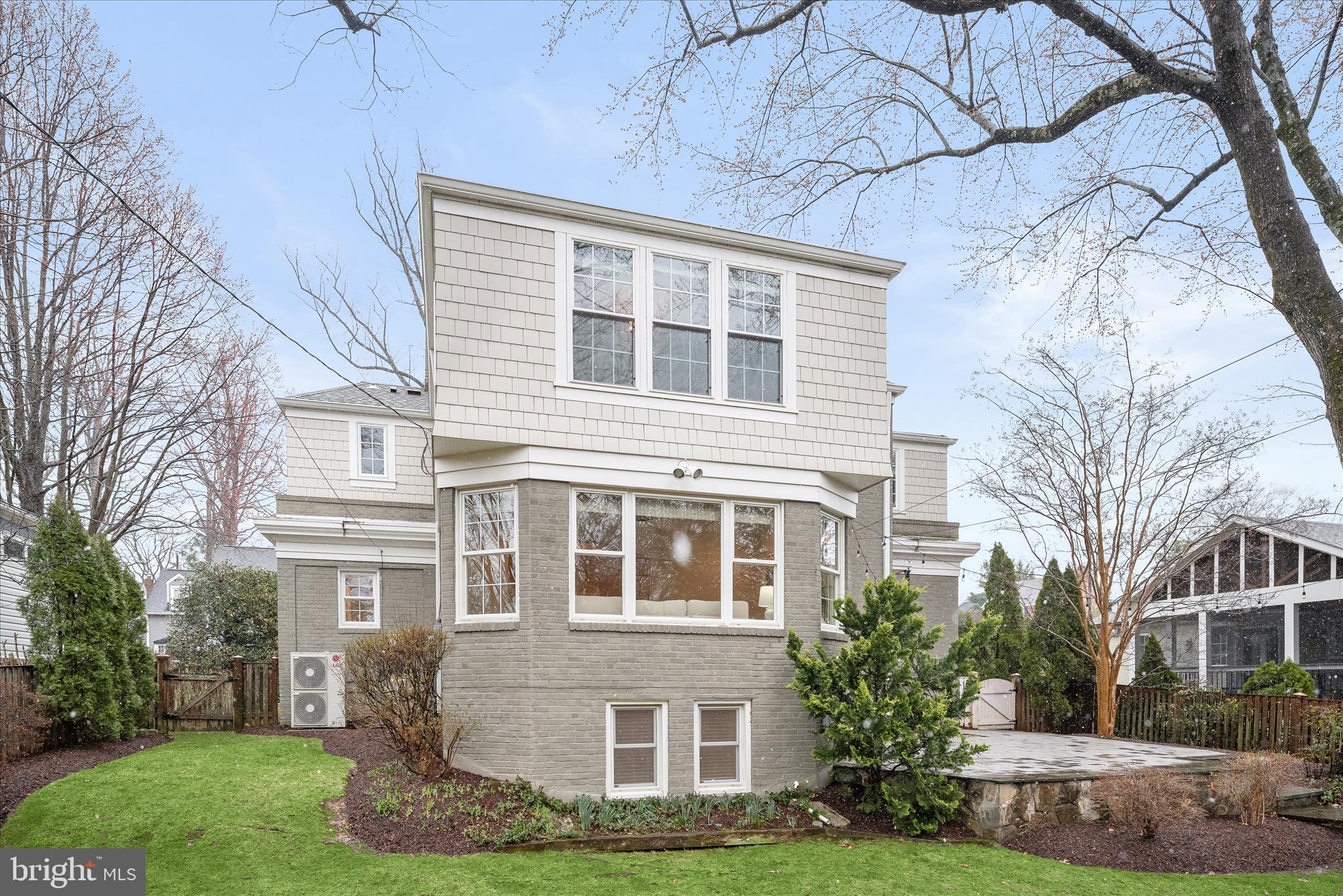 LARCHMONT - Residential