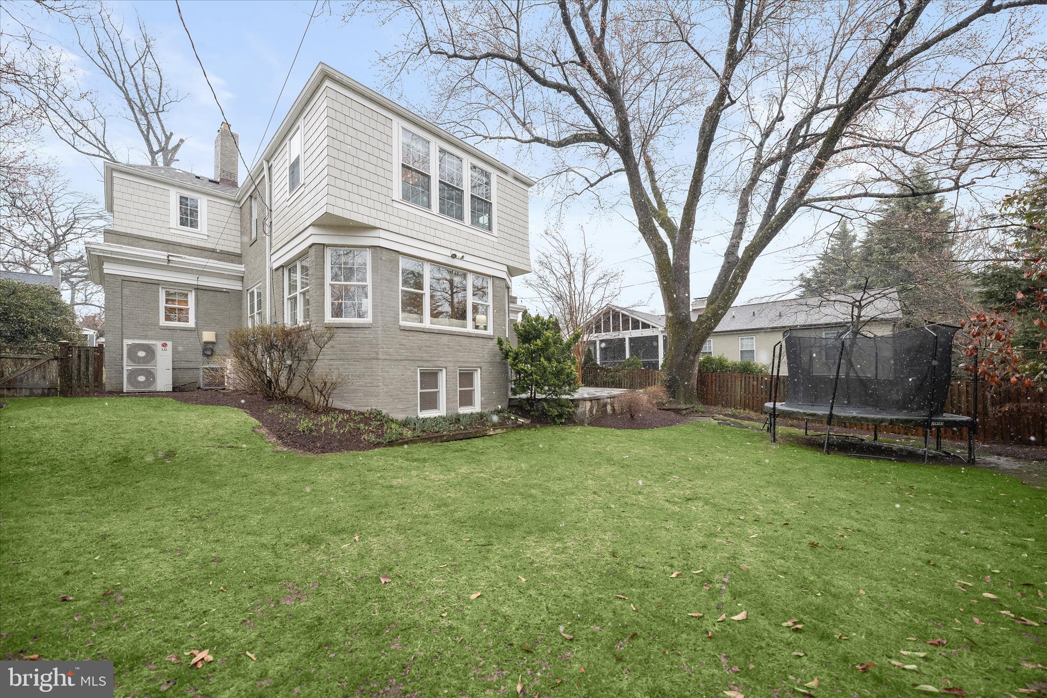 LARCHMONT - Residential