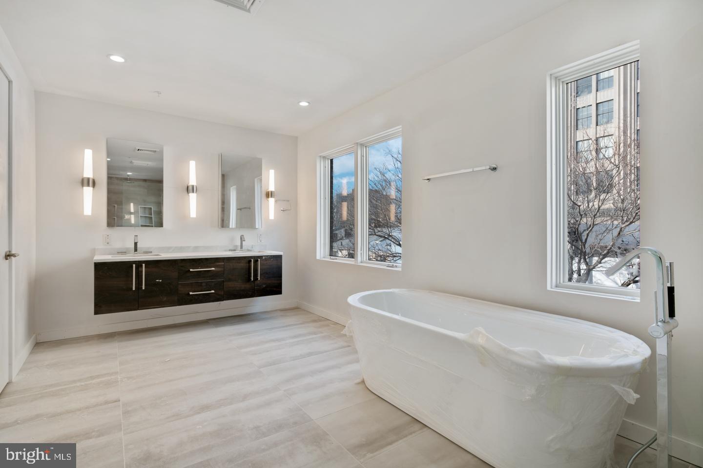 LOGAN SQUARE - Residential