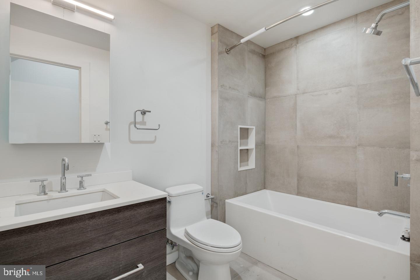 LOGAN SQUARE - Residential