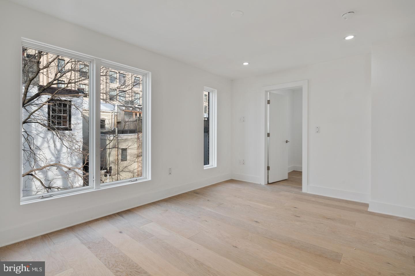 LOGAN SQUARE - Residential