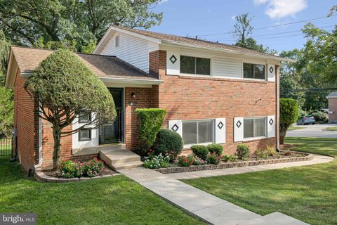 Photo of 9801 Arbor Hill Drive, SILVER SPRING, MD 20903 (MLS # MDMC2202722)