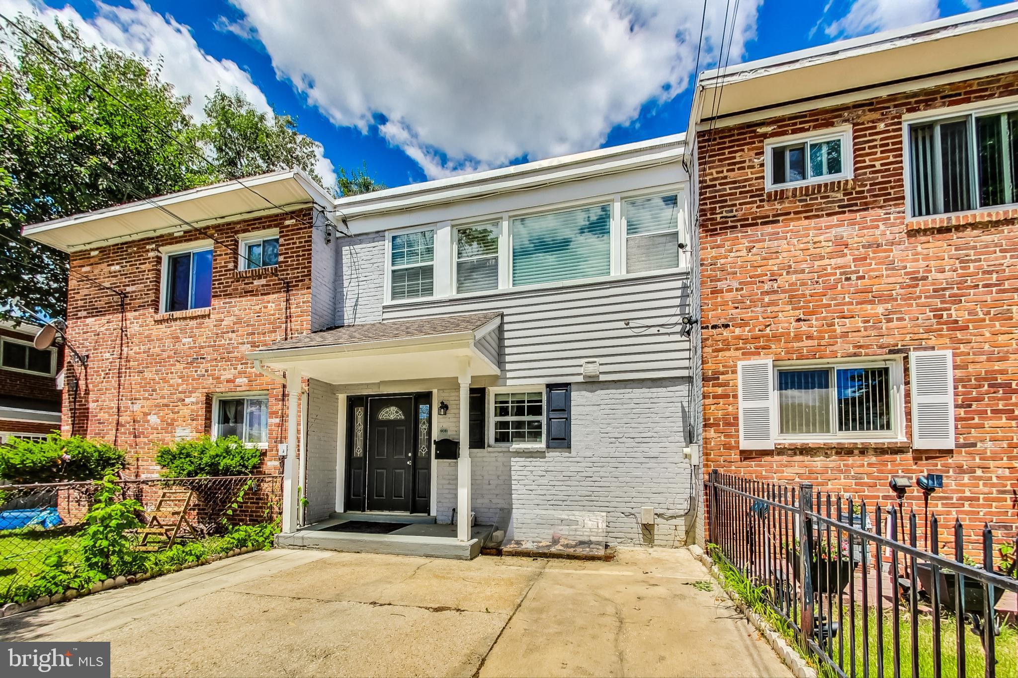 908 E MEADOWS COURT