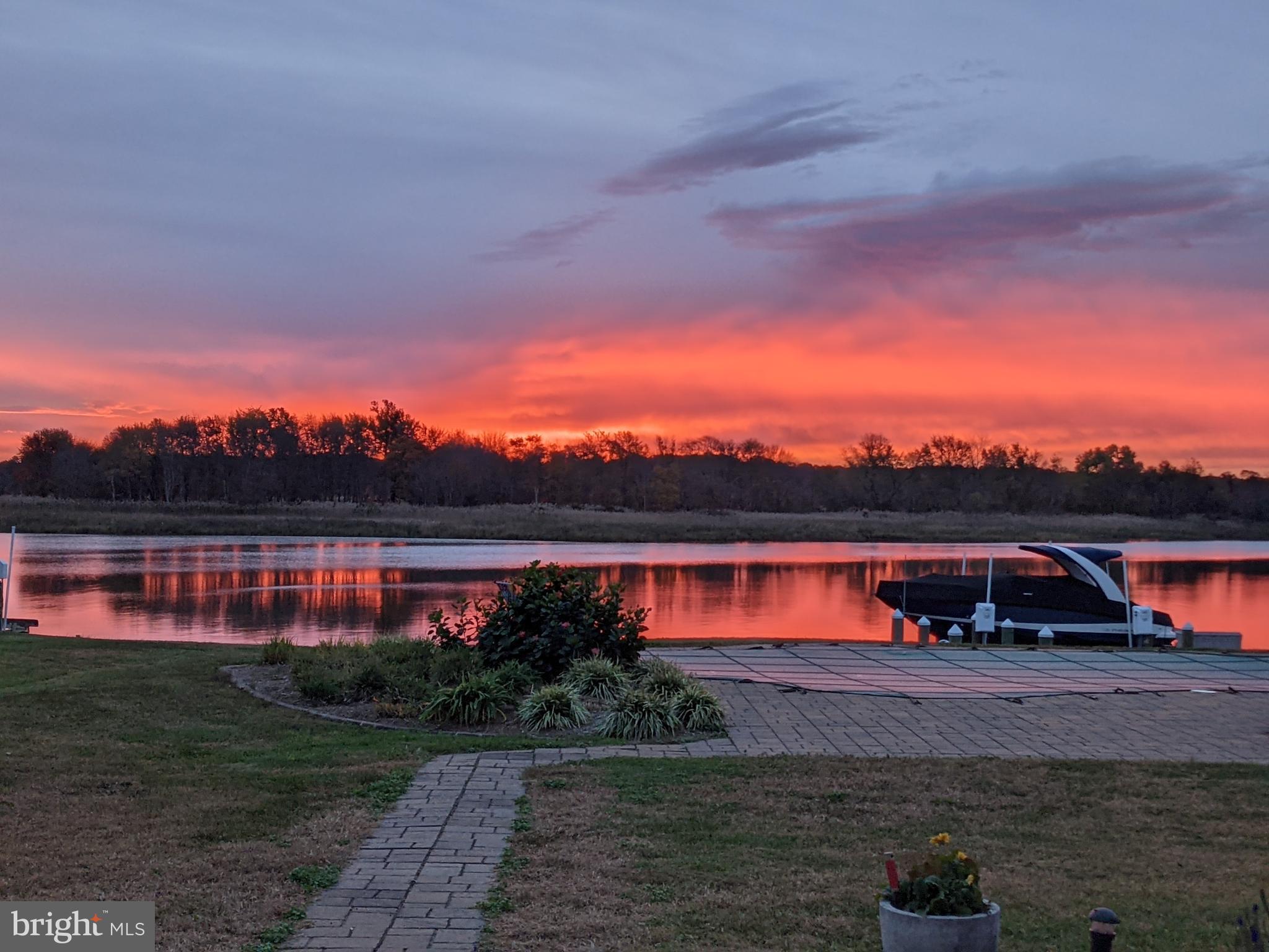 QUEEN ANNE COLONY - Residential