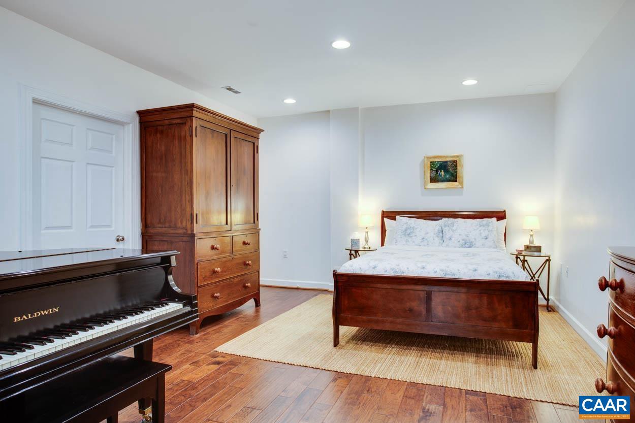 IVY OAKS - Residential