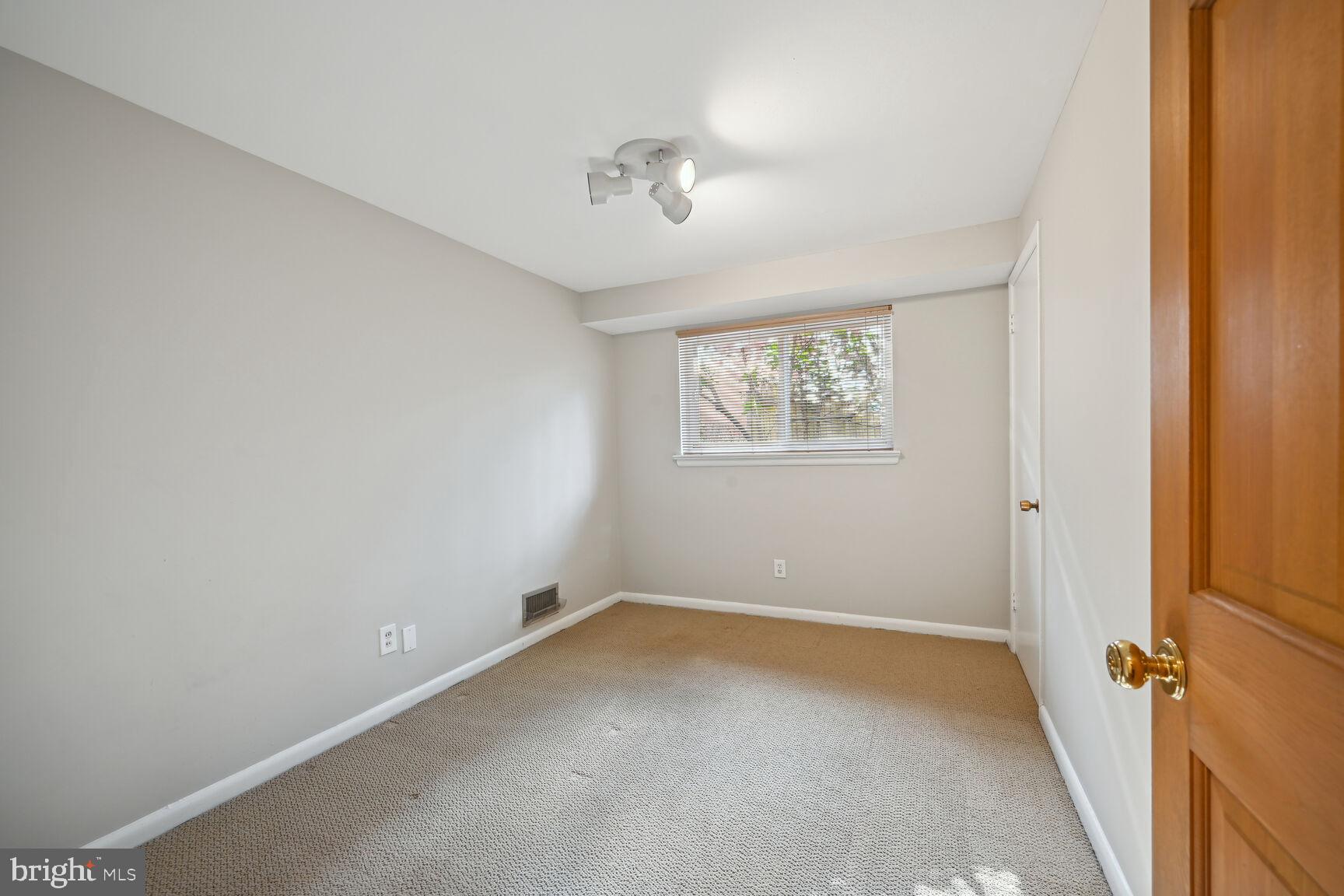 COUNTRY CLUB FOREST - Residential Lease