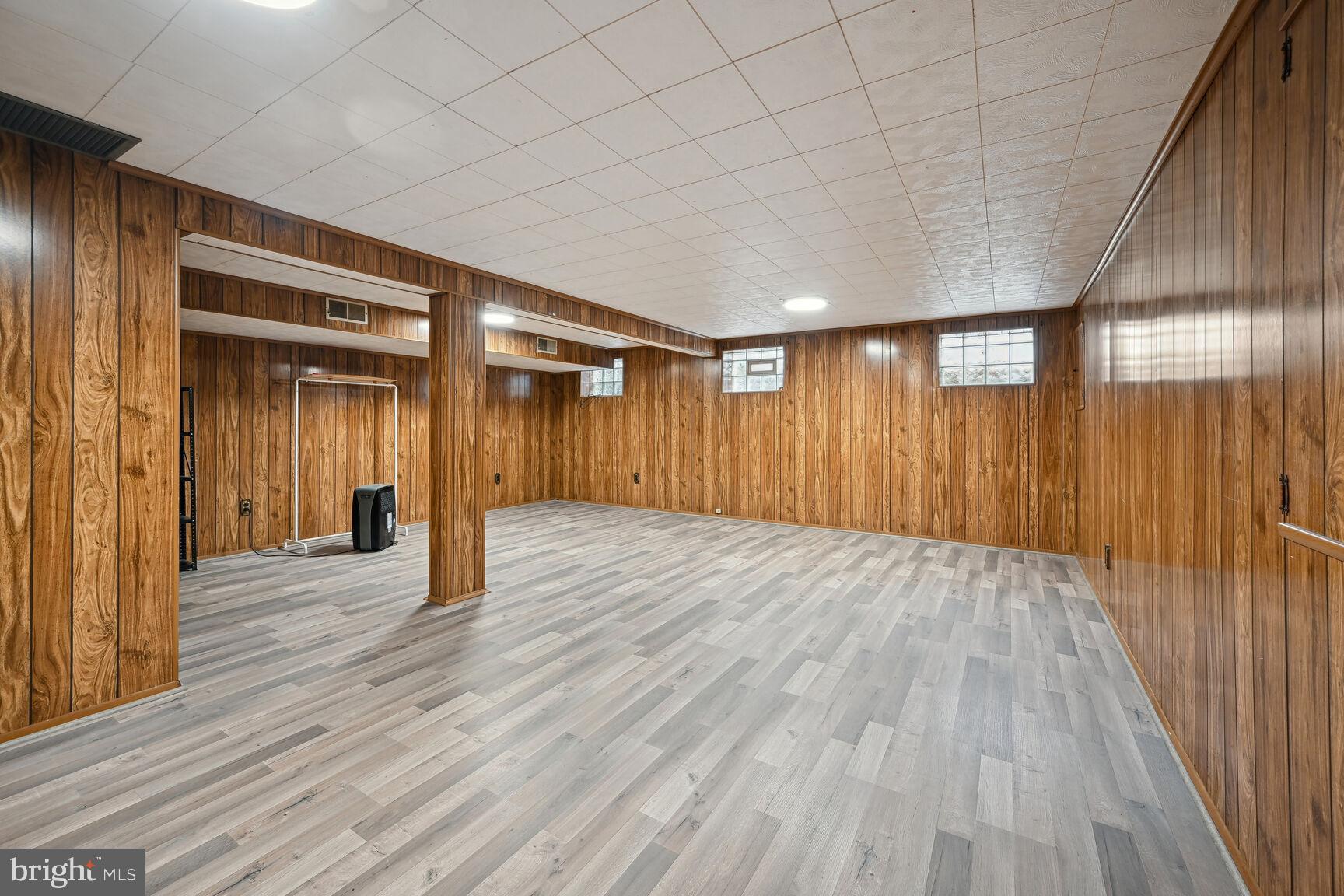 COUNTRY CLUB FOREST - Residential Lease