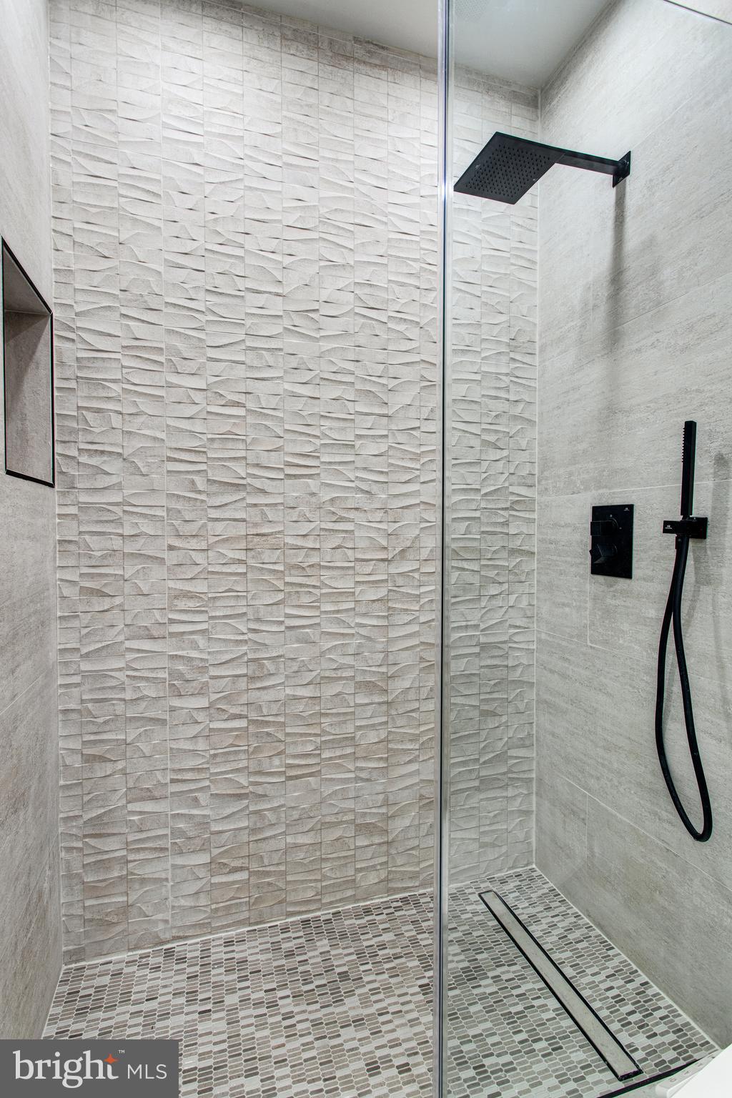 MCLEAN FALLS AT CHINQUAP - Residential Lease