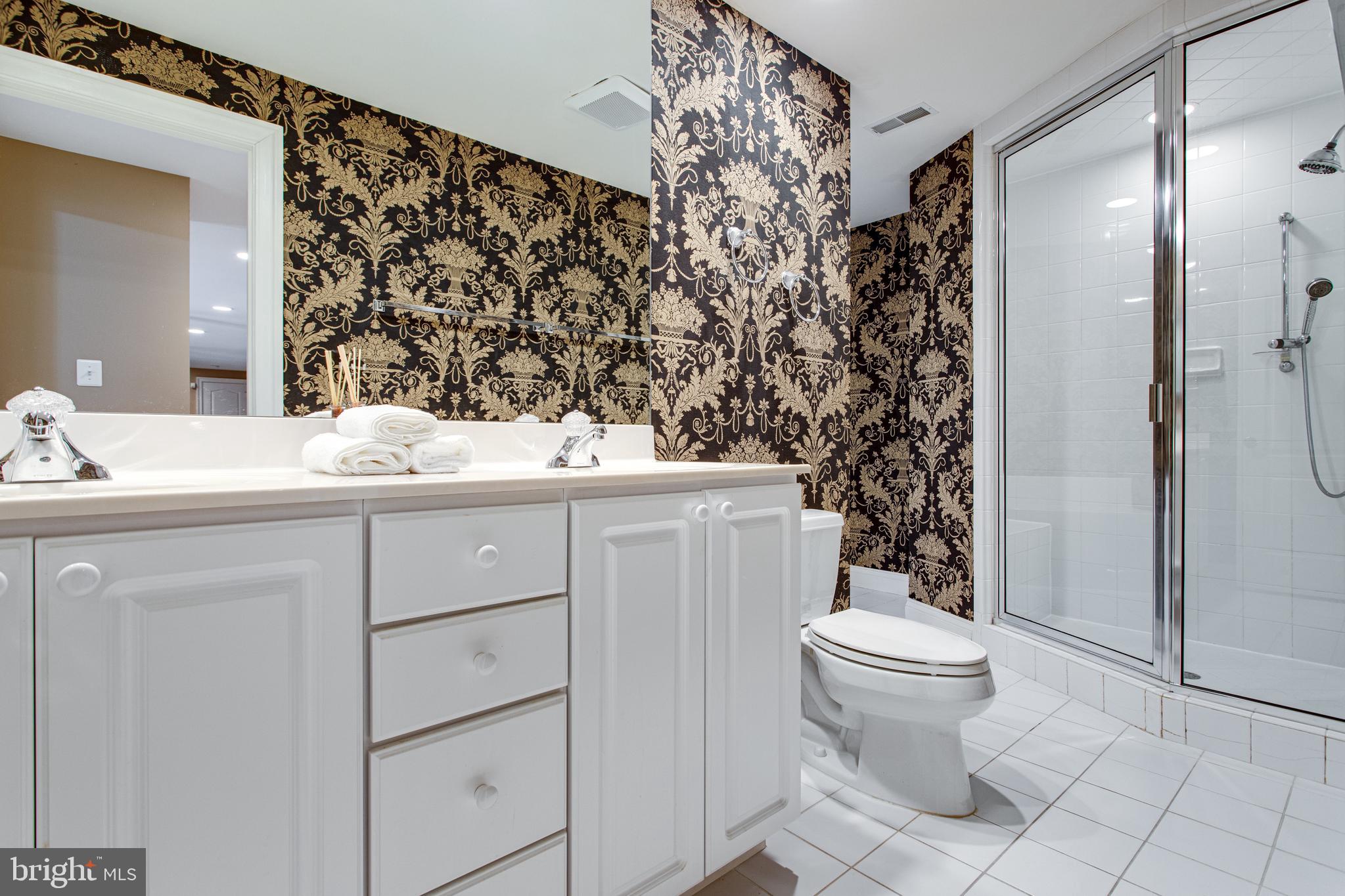 MCLEAN FALLS AT CHINQUAP - Residential Lease