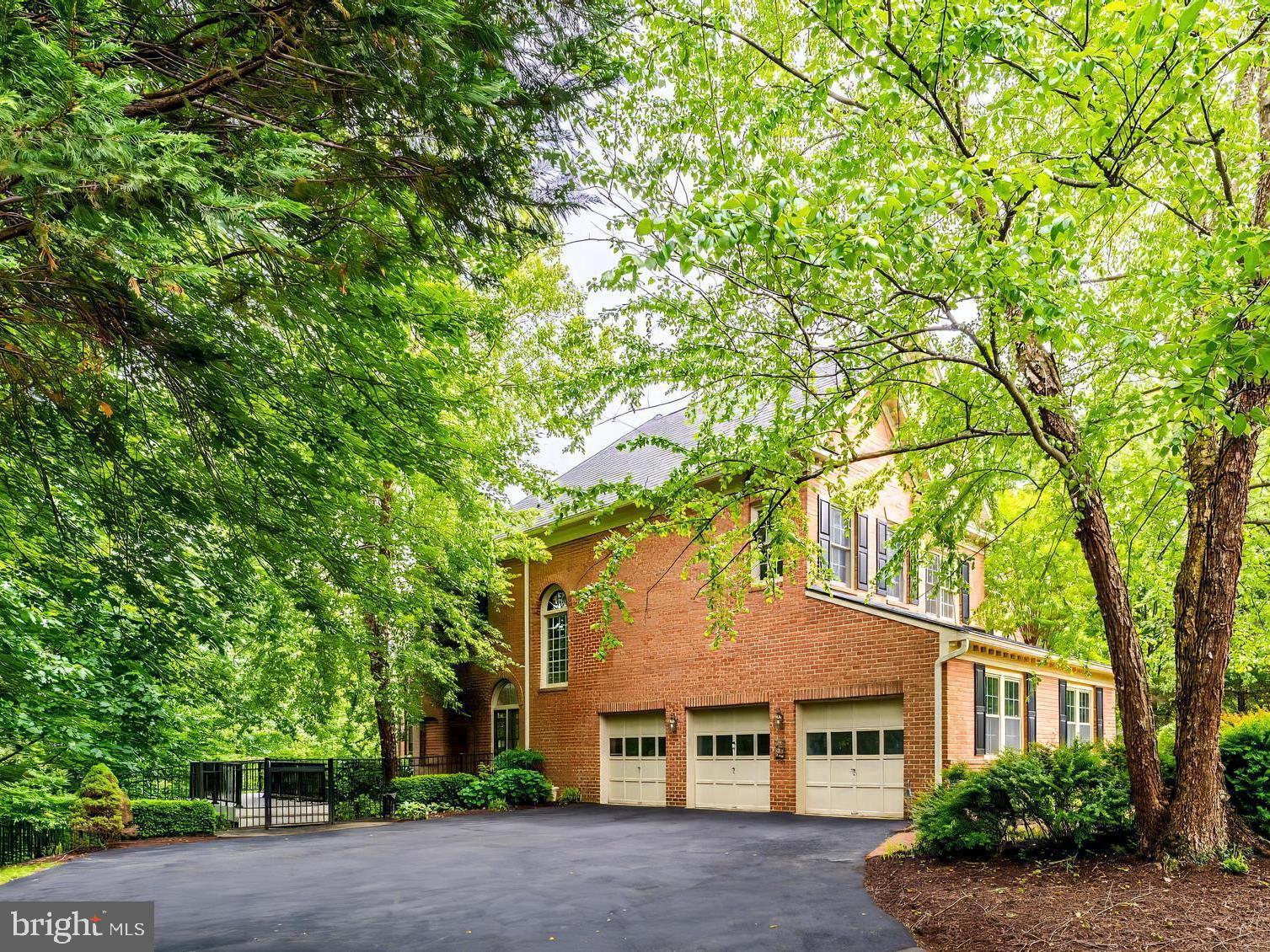 MCLEAN FALLS AT CHINQUAP - Residential Lease