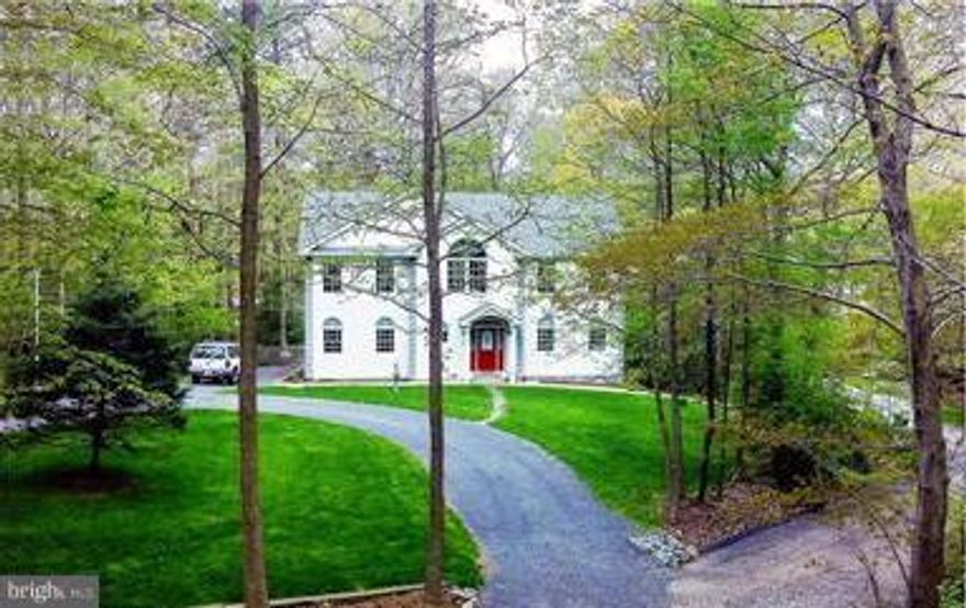 3 BR, 2.5 BA Waterfront offers Architectural Style & Grace w/ panoramic views of Old House Cove.On Almost 3 Acres w/Boat House & Privacy! Master on Main level, Gas F/P, Palladium Windows,Triple French Doors, H/w Flooring, Dual Heating w/gas back-up,Fenced Yard.Boating enthusiasts will revel in all the amenities! Entertain grilling on Jenn Aire Grill & drinking cocktails at waters edge Gazebo!!