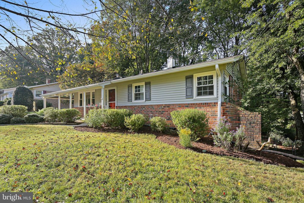 Photo of 13520 Sloan Street, ROCKVILLE, MD 20853 (MLS # MDMC2193348)