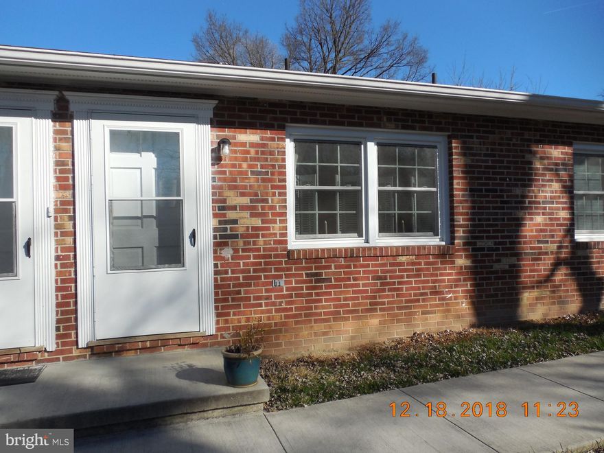 Great 1 bed, 1 bathroom apartment with grand room and combo kitchen.  Closely located to shopping and dinning.