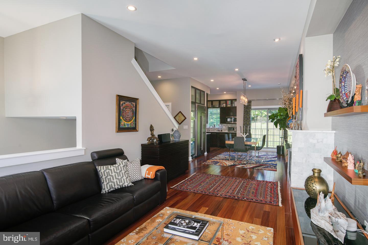 QUEEN VILLAGE - Residential