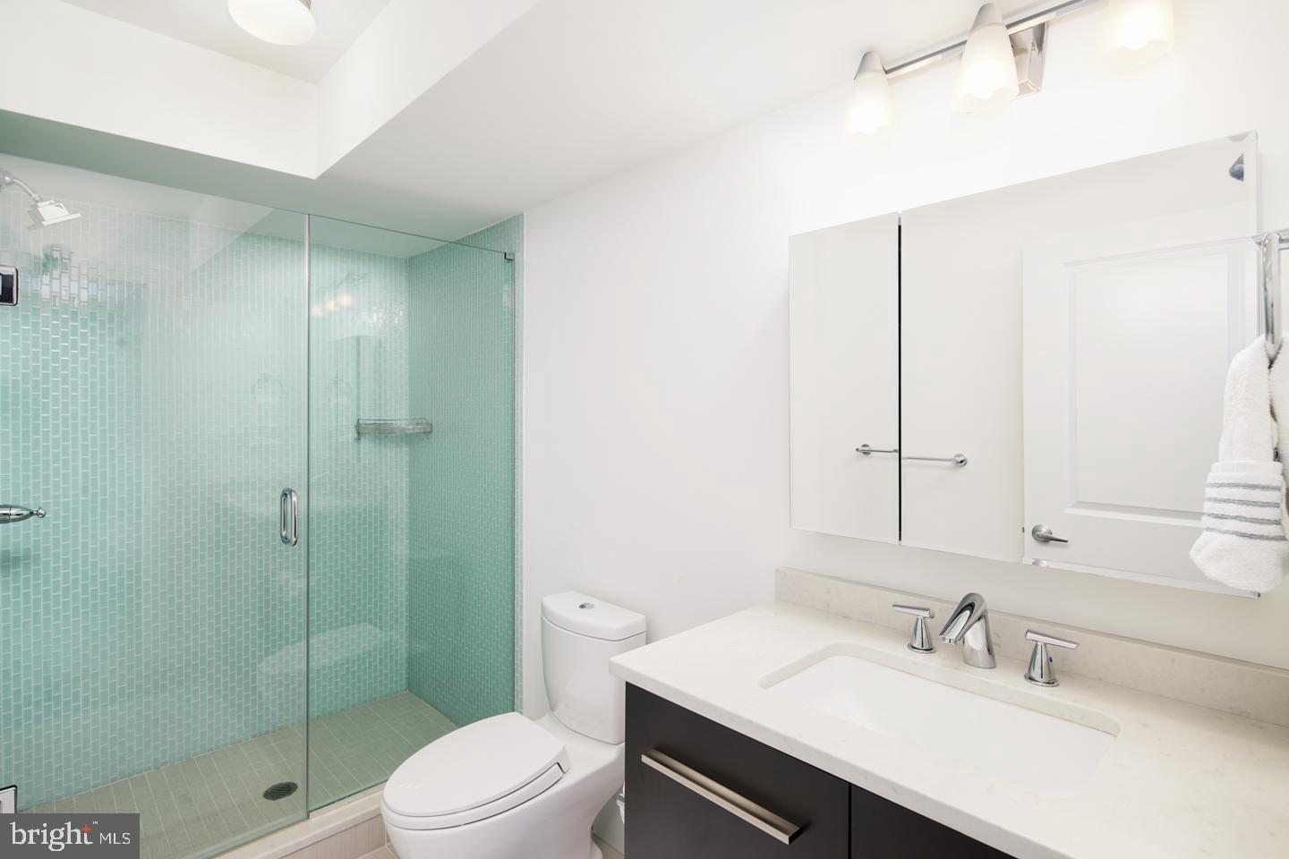 QUEEN VILLAGE - Residential