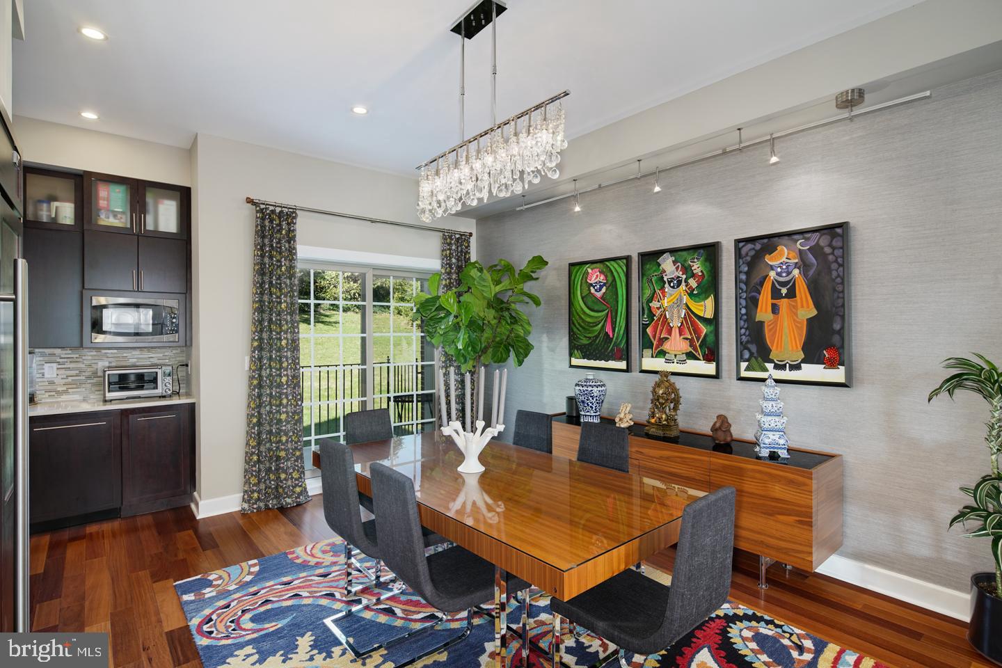 QUEEN VILLAGE - Residential