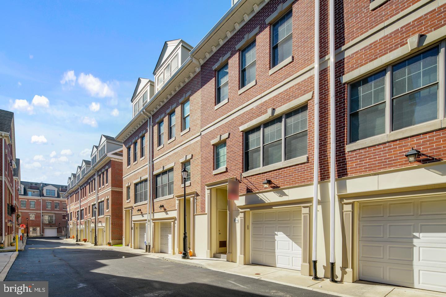 QUEEN VILLAGE - Residential