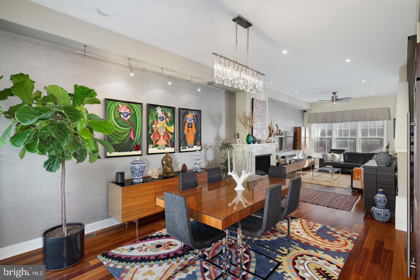 QUEEN VILLAGE - Residential