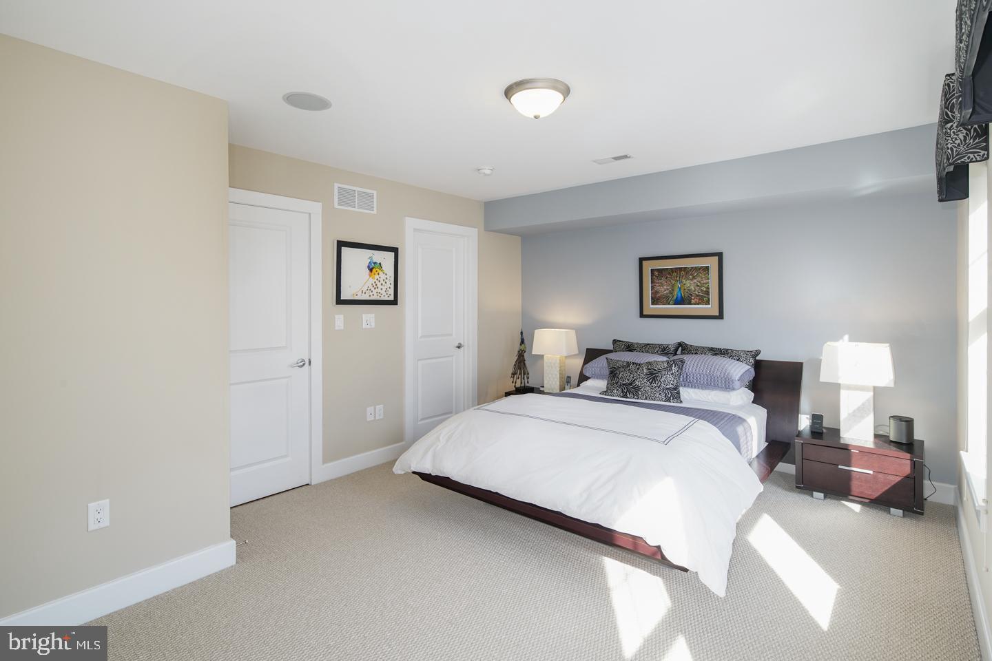 QUEEN VILLAGE - Residential