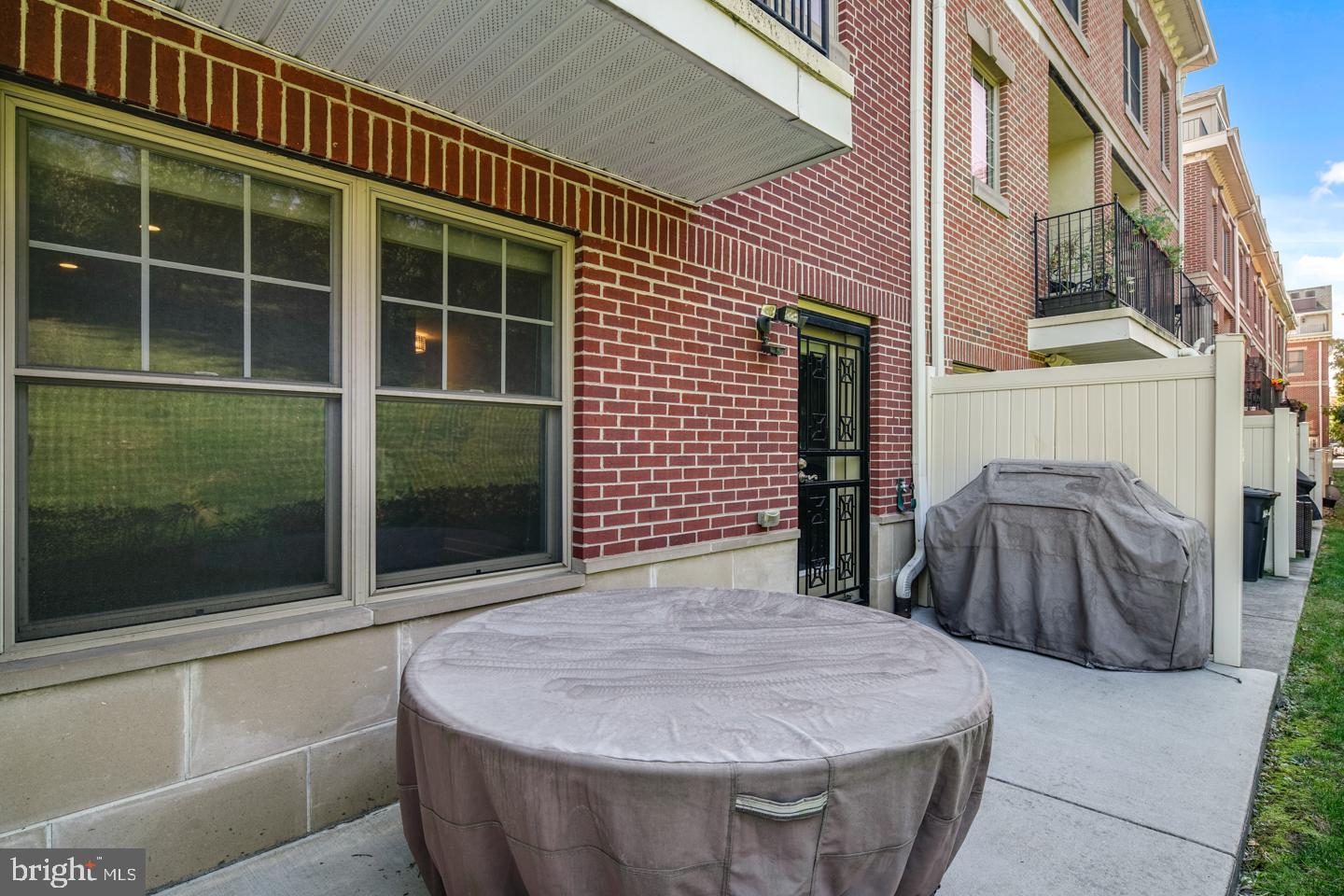 QUEEN VILLAGE - Residential