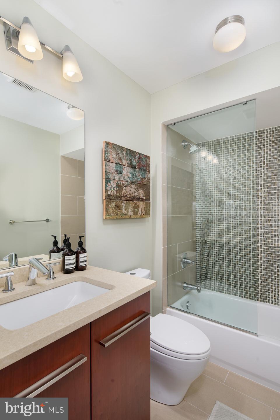 QUEEN VILLAGE - Residential