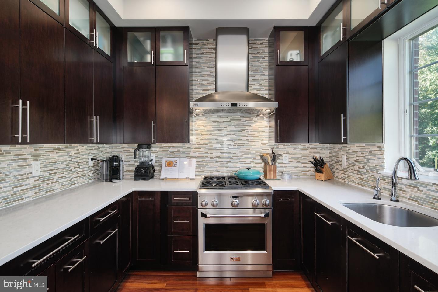 QUEEN VILLAGE - Residential