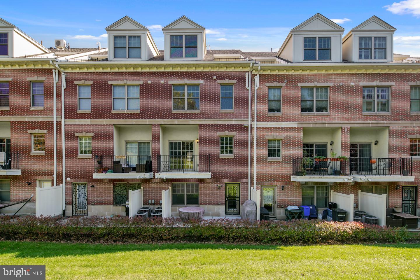 QUEEN VILLAGE - Residential