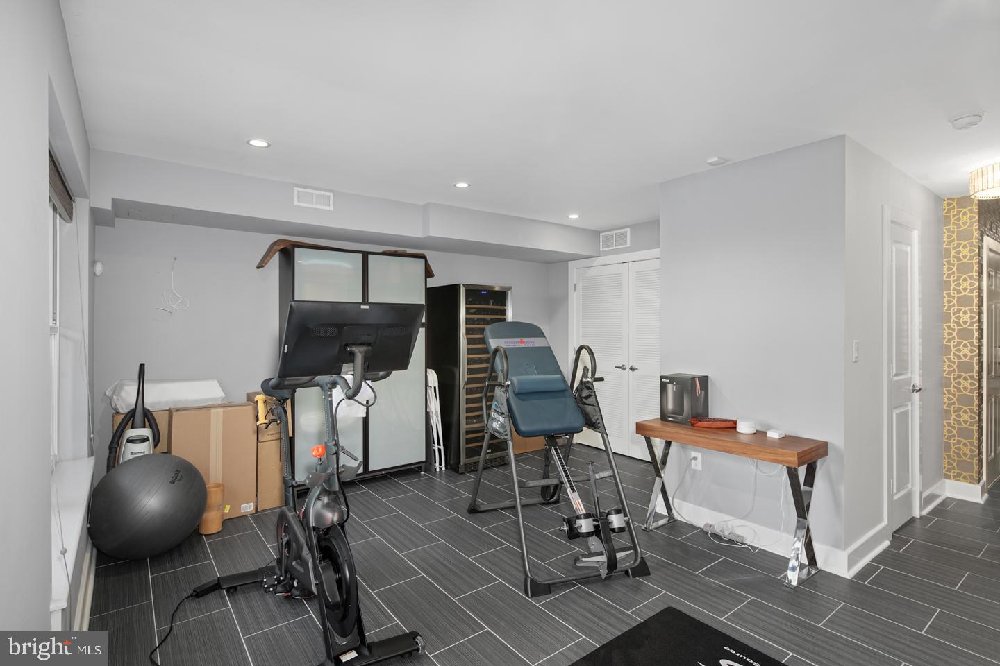 QUEEN VILLAGE - Residential
