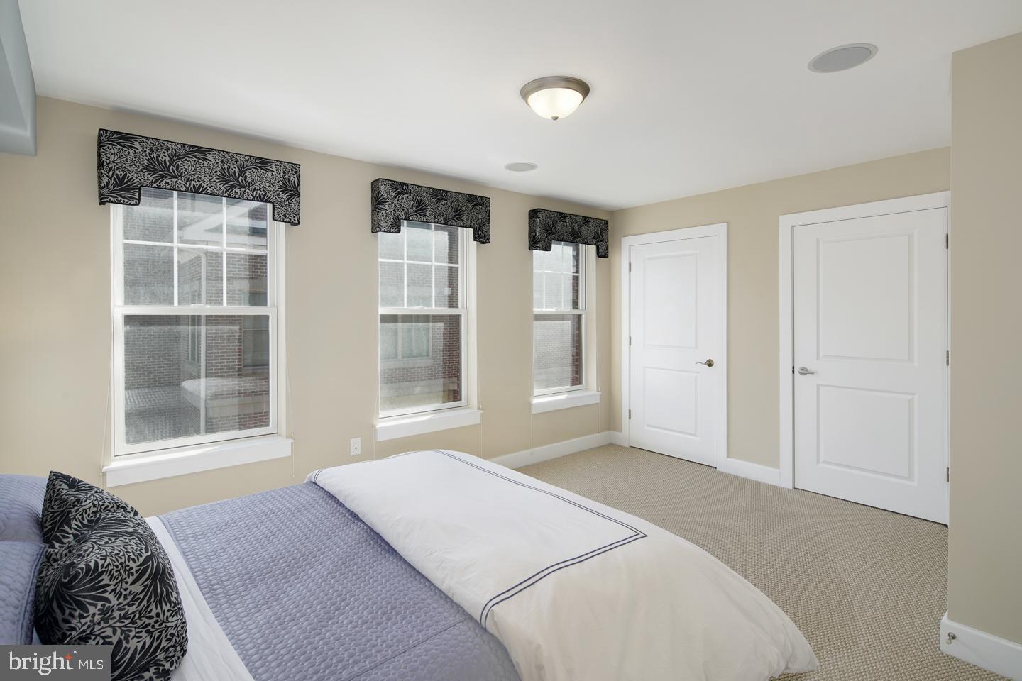 QUEEN VILLAGE - Residential