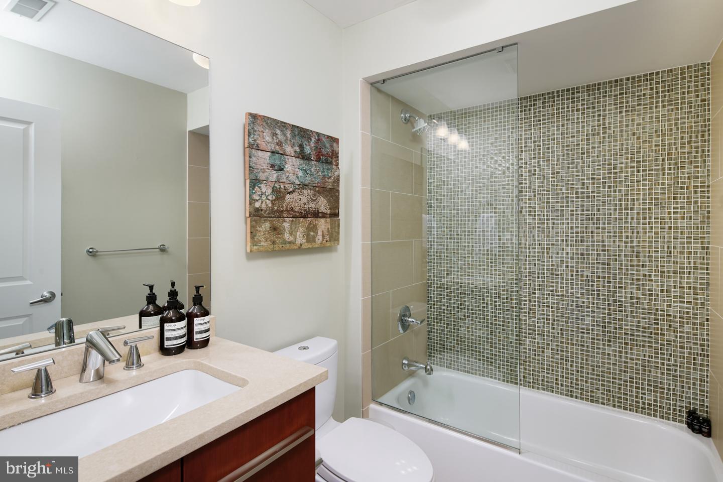 QUEEN VILLAGE - Residential