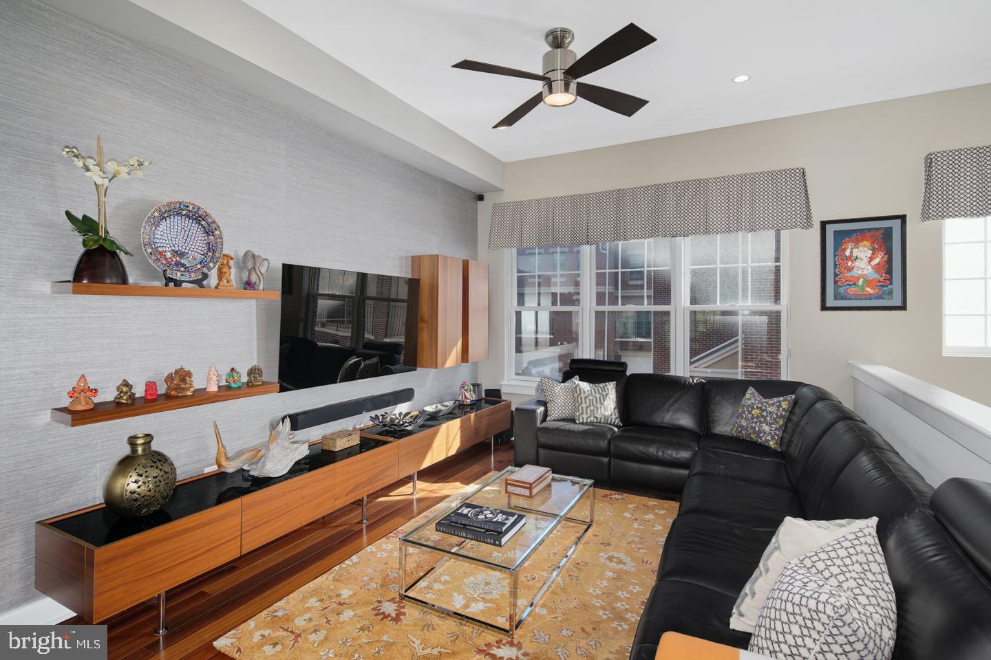 QUEEN VILLAGE - Residential